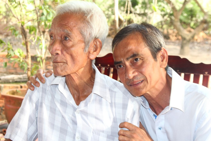 Cha con ông Huỳnh Văn Nén ngày đoàn tụ sau 17 năm chịu oan khuất. Ảnh laodong.com.vn Cha con ông Huỳnh Văn Nén ngày đoàn tụ sau 17 năm chịu oan khuất. Ảnh laodong.com.vn