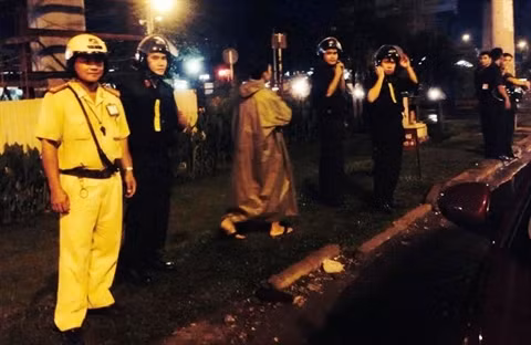 Lực lượng CSGT đội Rạch Chiếc tuần tra kiểm soát giao thông ở cửa ngõ Sài Gòn trên XLHN và phối hợp với Cảnh sát cơ động (Công an TPHCM) thường xuyên phát hiện, bắt giữ tội phạm. Lực lượng CSGT đội Rạch Chiếc tuần tra kiểm soát giao thông ở cửa ngõ Sài Gòn trên XLHN và phối hợp với Cảnh sát cơ động (Công an TPHCM) thường xuyên phát hiện, bắt giữ tội phạm.