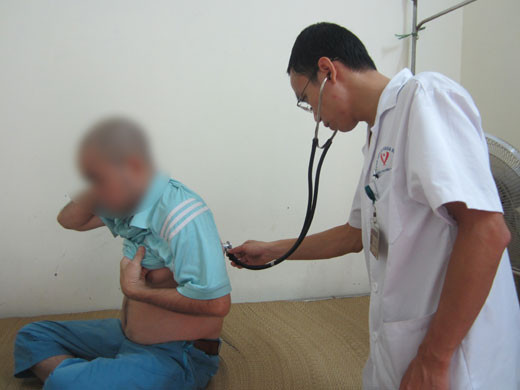 Bệnh nhân B đang được kiểm tra sức khỏe để tiếp cận thuốc ARV điều trị HIV. Bệnh nhân B đang được kiểm tra sức khỏe để tiếp cận thuốc ARV điều trị HIV.