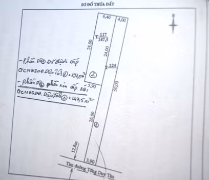 Văn bản đề nghị cấp Giấy chứng nhân quyền sử dụng đất được UBND phường Lam Sơn trình lãnh đạo thành phố Thanh Hóa ghi chú rất rõ phần diện tích đã được cấp sổ đỏ và phần xin cấp mới. Tuy nhiên, cán bộ phòng Tài Nguyên và môi trường thành phố đã tự ý ghép thửa 117 và 124 trái quy định của pháp luật (ảnh: XUÂN QUANG)