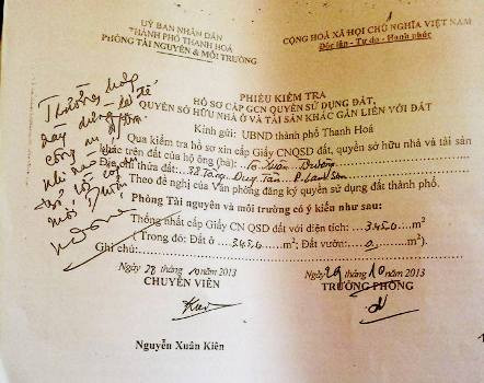 Ngày 29/10/2013, sau khi nhận được đơn khiếu nại của công dân về việc cấp sổ đỏ số BĐ 473970 sai quy định, Phó Chủ tịch thành phố Thanh Hóa đã có bút phê ngừng giao dịch thửa đất này. Tuy nhiên, không hiểu lý do gì, cùng ngày thửa đất nói trên vẫn được giao dịch, chuyển nhượng cho ông Lê Xuân Trường vào thời điểm cùng ngày. (ảnh: XUÂN QUANG).