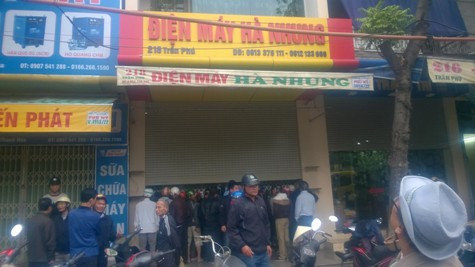 Sáng nay, nhiều người vẫn tập trung tại hiện trường để tìm hiểu sự việc (ảnh: ĐỨC THIỆN). Sáng nay, nhiều người vẫn tập trung tại hiện trường để tìm hiểu sự việc (ảnh: ĐỨC THIỆN).