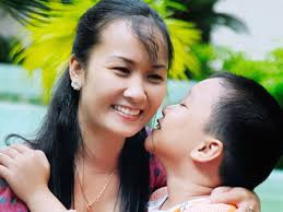 Chị Phạm Thị Huệ là người sống với căn bệnh thế kỷ 15 năm qua nhưng chị vẫn luôn sống tích cực, lạc quan, yêu đời. (ảnh Ủy ban Quốc gia phòng chống AIDS và phòng chống tệ nạn ma túy, mại dâm). Chị Phạm Thị Huệ là người sống với căn bệnh thế kỷ 15 năm qua nhưng chị vẫn luôn sống tích cực, lạc quan, yêu đời. (ảnh Ủy ban Quốc gia phòng chống AIDS và phòng chống tệ nạn ma túy, mại dâm).