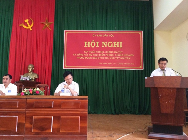 Ông Y Dẫn Ê Ban, Phó Vụ trưởng vụ Địa phương II Ủy ban Dân tộc báo cáo tại Hội nghị. Ông Y Dẫn Ê Ban, Phó Vụ trưởng vụ Địa phương II Ủy ban Dân tộc báo cáo tại Hội nghị.