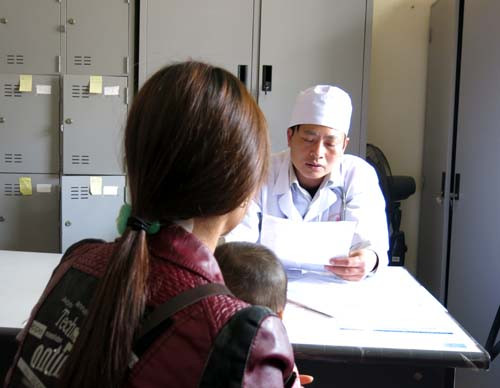 Khám bệnh và tư vấn cho trường hợp cháu bé đang nghi nhiễm HIV do bú sữa của bà nội. Khám bệnh và tư vấn cho trường hợp cháu bé đang nghi nhiễm HIV do bú sữa của bà nội.