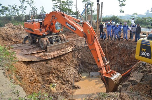 Đường ống dẫn nước Sông Đà đã vỡ tới lần thứ 15 (ảnh: Vietnamnet) Đường ống dẫn nước Sông Đà đã vỡ tới lần thứ 15 (ảnh: Vietnamnet)