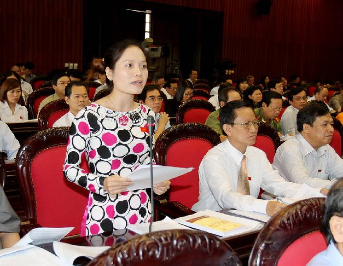 Đại biểu Siu Hương - đoàn Gia Lai (SN 1983), Dân tộc: Gia-rai. Quê quán: Xã Ia Yeng, huyện Phú Thiện, Gia Lai. Nghề nghiệp: Chuyên viên Trung tâm Trợ giúp pháp lý nhà nước tỉnh Gia Lai, Trưởng chi nhánh Trung tâm trợ giúp pháp lý số 1, Ủy viên Uỷ ban Pháp luật của Quốc hội.