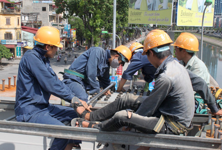 Nâng cao ý thức tự bảo vệ cho công nhân là vấn đề hết sức cần thiết.