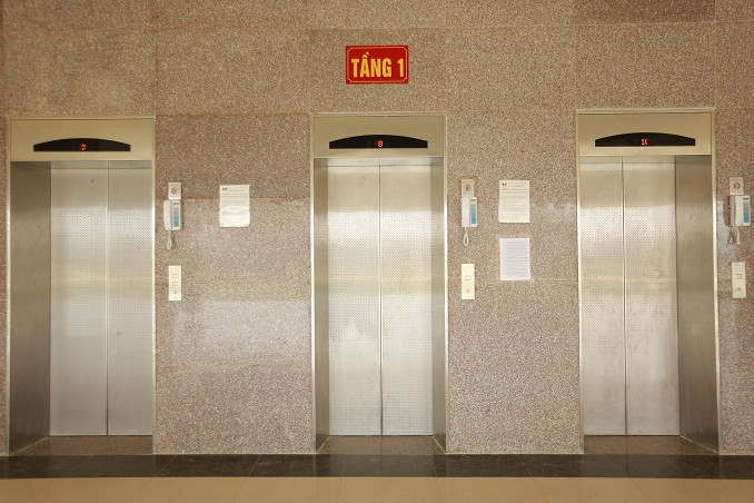 Nhiều ý kiến cho rằng, cần phải áp dụng các chế tài xử phạt thật nghiêm khắc với những trường hợp để xảy ra tai nạn thang máy. Ảnh minh họa.