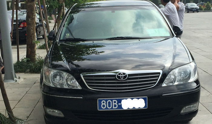 Tại Điểm C, Khoản 4, Điều 16 của Nghị định số 171/2013/NĐ-CP của Chính phủ quy định: Điều khiển ô tô không có giấy chứng nhận và tem kiểm định an toàn kỹ thuật và bảo vệ môi trường hoặc có nhưng đã hết hạn, bị phạt từ 2 triệu đồng đến 3 triệu đồng và áp dụng hình thức phạt bổ sung tước quyền sử dụng GPLX một tháng. Tại Điểm C, Khoản 4, Điều 16 của Nghị định số 171/2013/NĐ-CP của Chính phủ quy định: Điều khiển ô tô không có giấy chứng nhận và tem kiểm định an toàn kỹ thuật và bảo vệ môi trường hoặc có nhưng đã hết hạn, bị phạt từ 2 triệu đồng đến 3 triệu đồng và áp dụng hình thức phạt bổ sung tước quyền sử dụng GPLX một tháng.