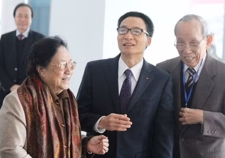 Từ trái qua: Nguyên Phó Chủ tịch nước Nguyễn Thị Bình, Phó Thủ tướng Vũ Đức Đam, GS Trần Hồng Quân - Chủ tịch AVUC. Ảnh: Quốc Toản