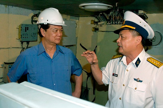 Trưởng nhà máy đóng tàu giới thiệu với Thủ tướng về cơ chế hoạt động các thiết bị kỹ thuật. Trưởng nhà máy đóng tàu giới thiệu với Thủ tướng về cơ chế hoạt động các thiết bị kỹ thuật.