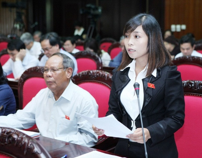 Đại biểu Touneh Drong Minh Thắm – đoàn Lâm Đồng (SN 1986). Dân tộc: Cơ-ho. Quê quán: Xã Lạc Xuân, huyện Đơn Dương , Lâm Đồng Nghề nghiệp, chức vụ (hiện tại): Phó Chủ tịch Mặt trận Tổ quốc Việt Nam xã Tà Hine, huyện Đức Trọng, tỉnh Lâm Đồng.