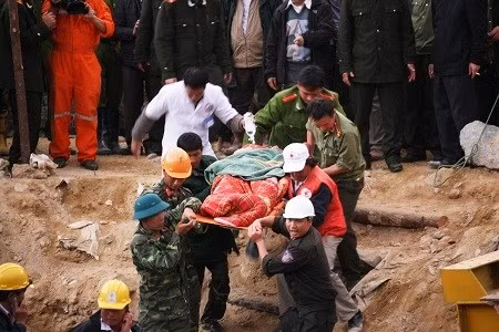 12 công nhân ngay lập tức được đưa tới Bệnh viện Đa khoa Lâm Đồng điều trị phục hồi sức khỏe.