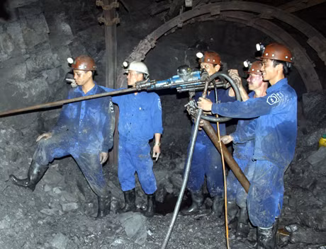 Công nhân mỏ luôn đối diện với nhiều nguy cơ bị tai nạn lao động.