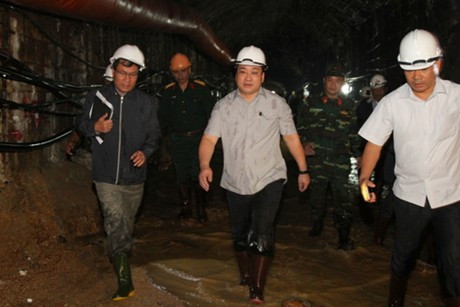Phó Thủ tướng trực tiếp vào chỉ đạo công tác cứu hộ trong đường hầm thủy điện Đa Dâng. Ảnh: VGP. Phó Thủ tướng trực tiếp vào chỉ đạo công tác cứu hộ trong đường hầm thủy điện Đa Dâng. Ảnh: VGP.