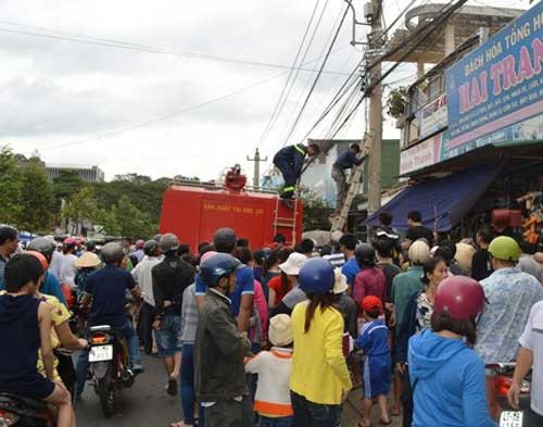 Lực lượng cứu hộ đưa nạn nhân xuống đất. Ảnh: NLĐ. Lực lượng cứu hộ đưa nạn nhân xuống đất. Ảnh: NLĐ.