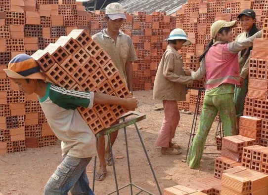 Trẻ em ở miền Tây lao động nặng nhọc là những hình ảnh đã quá quen thuộc.