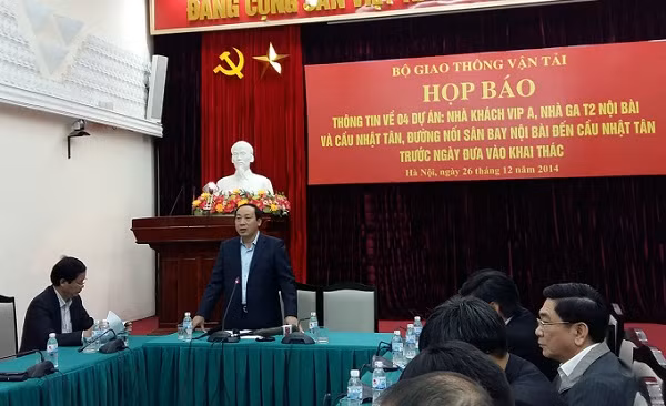 Ông Nguyễn Hồng Trường - Thứ trưởng Bộ GTVT thông tin về 4 dự án trọng điểm khánh thành vào đầu tháng 1/2015 trong buổi họp báo sáng nay. Ảnh: Ngọc Quang.