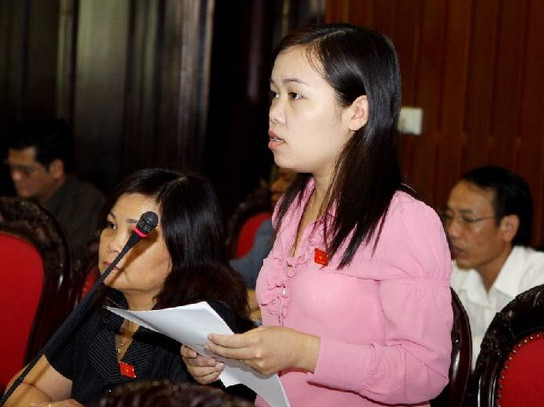 Đại biểu Vi Thị Hương - đoàn Điện Biên (SN 1983) , Dân tộc: Lào. Quê quán: Xã Chiềng Cơi, thị xã Sơn La , Sơn La. Nghề nghiệp hiện nay: Thư ký Tòa án nhân dân tỉnh Điện Biên, Uỷ viên Hội đồng Dân tộc của Quốc hội.