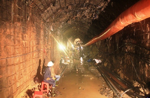 Áp dụng mọi biện pháp giải cứu 12 công nhân sau khi hầm sập. Áp dụng mọi biện pháp giải cứu 12 công nhân sau khi hầm sập.