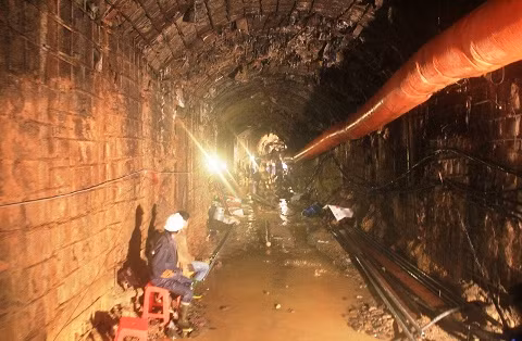 Áp dụng mọi biện pháp giải cứu 12 công nhân sau khi hầm sập.