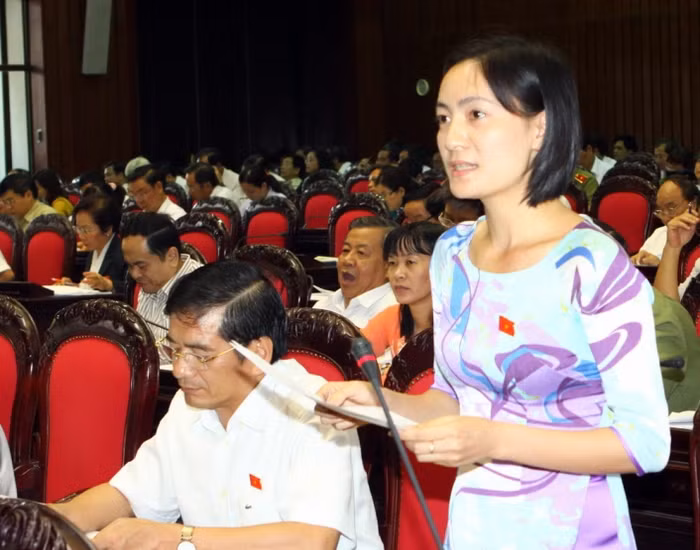 Đại biểu Vũ Thị Nguyệt - đoàn Hưng Yên (SN 1983). Quê quán: Xã Thuần Hưng, huyện Khoái Châu , Hưng Yên; Trình độ học vấn: 12/12; Trình độ chuyên môn: Đại học Y; Nghề nghiệp, chức vụ (hiện tại): Bác sỹ khoa xét nghiệm Bệnh viện Sản Nhi Hưng Yên.