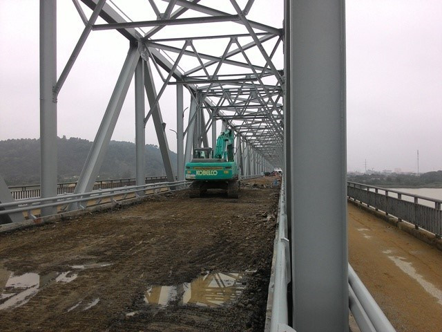 Cầu Bến Thủy I đang thi công. Ảnh: LĐO