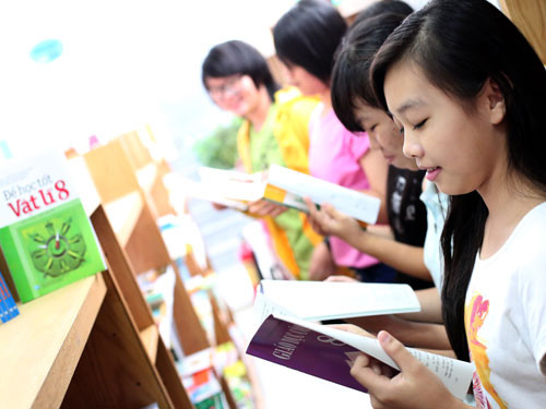 GS.TSKH Nguyễn Xuân Hãn cho rằng, không ai có thể viết 1 cuốn sách giáo khoa, vì cuốn sách ấy không thể ăn nhập với cả bộ sách. Ảnh: TNO. GS.TSKH Nguyễn Xuân Hãn cho rằng, không ai có thể viết 1 cuốn sách giáo khoa, vì cuốn sách ấy không thể ăn nhập với cả bộ sách. Ảnh: TNO.