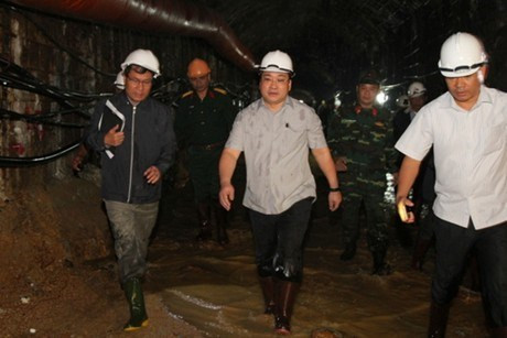 Phó Thủ tướng Hoàng Trung Hải trực tiếp chỉ huy vụ giải cứu 12 công nhân. Phó Thủ tướng Hoàng Trung Hải trực tiếp chỉ huy vụ giải cứu 12 công nhân.