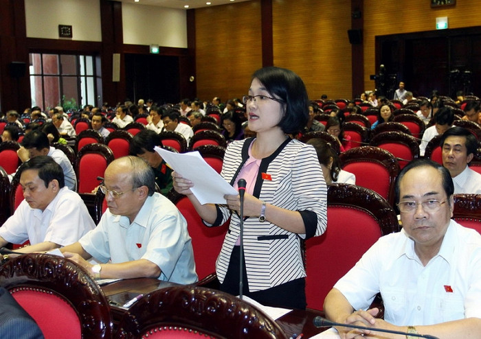 Đại biểu Phạm Thị Phương - đoàn Hà Tĩnh (SN 1981). Quê quán: Xã Đông Hoàng, huyện Đông Hưng, Thái Bình. Nghề nghiệp hiện tại: Bác sỹ điều trị khoa Tim mạch - Lão học - bệnh viện đa khoa tỉnh Hà Tỉnh; Ủy viên Uỷ ban Khoa học, Công nghệ và Môi trường của Quốc hội.