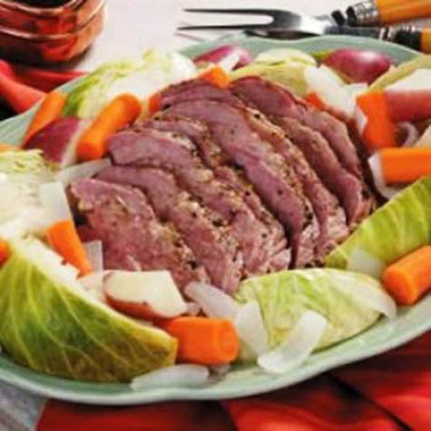 Bò ngũ vị và bắp cải: là món ăn nổi tiếng của người Ireland tại Mỹ, được nấu trong một số ngày kỷ niệm đặc biệt như ngày lễ Thánh Paddy. Món ăn này được làm từ loại thịt bò ngon, đắt tiền. Bò ngũ vị và bắp cải: là món ăn nổi tiếng của người Ireland tại Mỹ, được nấu trong một số ngày kỷ niệm đặc biệt như ngày lễ Thánh Paddy. Món ăn này được làm từ loại thịt bò ngon, đắt tiền.