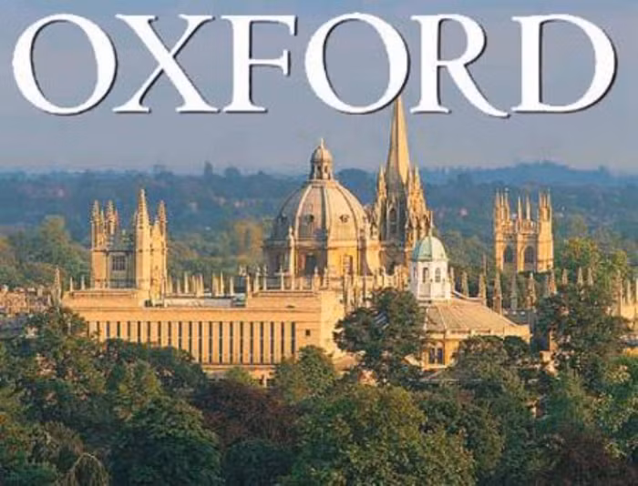 Tọa lạc tại thành phố Oxford (Anh), Viện Đại học Oxford là viện đại học cổ nhất trong các nước nói tiếng Anh, đồng thời cũng là một trong những trường đại học danh tiếng nhất thế giới. Đã có 48 cựu sinh viên, giáo sư giảng dạy tại trường này từng được trao giải Nobel. Nói đến chất lượng của đại học Oxford, phải nhắc đến tên tuổi các chính khách nổi danh toàn thế giới như Cựu Tổng thống Mỹ Bill Clinton, Thủ tướng Anh David Cameron, Cựu thủ tướng Anh Margaret Thatcher…, những người đều là cựu sinh viên trường này.