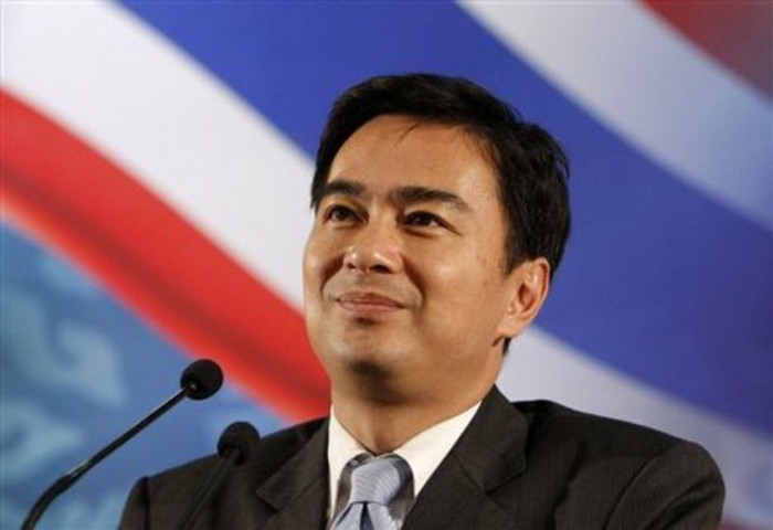 Cựu Thủ tướng Thái Lan Abhisit Vejjajiva. Cựu Thủ tướng Thái Lan Abhisit Vejjajiva sinh năm 1964 tại Newcastle, Anh. Ông từng tốt nghiệp Đại học Oxford ngành chính trị, triết và kinh tế học. Tại Oxford, ông đã lấy bằng thạc sĩ.
