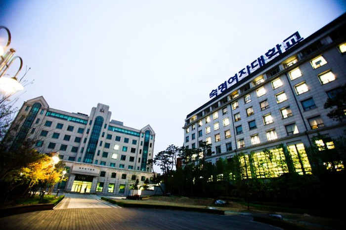 Không giống như những ngôi trường đặc biệt khác, với mục tiêu: “Đào tạo những nhà nữ lãnh đạo sáng tạo mang sức mạnh của suy nghĩ", Đại học Nữ sinh Sookyung đã thú hút rất nhiều sự quan tâm của học sinh cũng như phụ huynh. Trường được thành lập năm 1906 và đặt tại thủ đô Seoul. Không giống như những ngôi trường đặc biệt khác, với mục tiêu: “Đào tạo những nhà nữ lãnh đạo sáng tạo mang sức mạnh của suy nghĩ", Đại học Nữ sinh Sookyung đã thú hút rất nhiều sự quan tâm của học sinh cũng như phụ huynh. Trường được thành lập năm 1906 và đặt tại thủ đô Seoul.