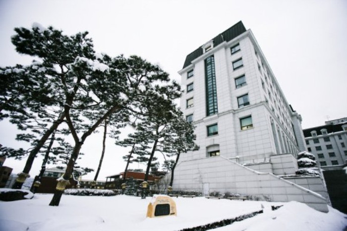 Phủ đầy tuyết khi đông tới. Phủ đầy tuyết khi đông tới.