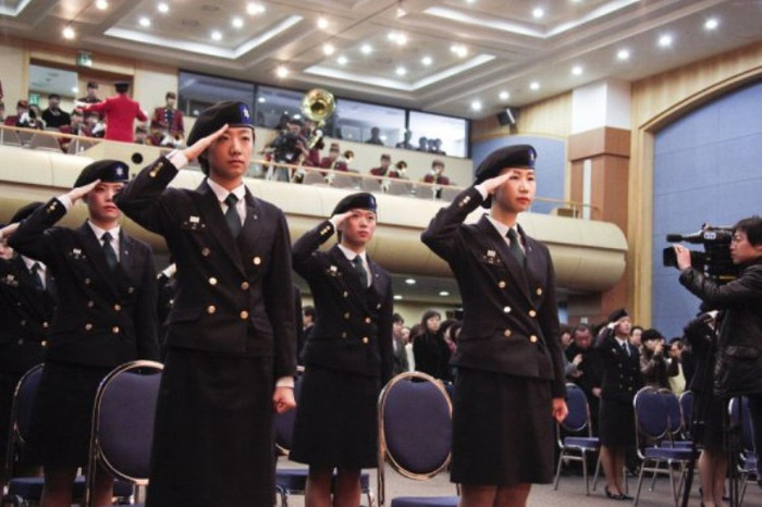 Trường hiện đã kí văn bản hợp tác giao lưu với 230 trường ở 36 quốc gia như Trung Quốc, Nhật, Nga, Mỹ, Cananda, Việt Nam, Campuchia... Và đang tiếp tục mở rộng mối quan hệ để tạo sự lưu hợp tác rộng mở hơn nữa. Trường có chương trình trao đổi sinh viên nhằm giúp sinh viên trong trường có cơ hội giao lưu với sinh viên quốc tế và giúp các bạn sinh viên nước ngoài có cơ hội học tập và trải nghiệm tại Hàn Quốc. Trường dành rất nhiều học bổng cho sinh viên các nước ở khu vực Đông Nam Á như Việt Nam, Campuchia, Lào, Thái Lan...(Ảnh: Đồ nghi lễ của các học sinh tại trường). Trường hiện đã kí văn bản hợp tác giao lưu với 230 trường ở 36 quốc gia như Trung Quốc, Nhật, Nga, Mỹ, Cananda, Việt Nam, Campuchia... Và đang tiếp tục mở rộng mối quan hệ để tạo sự lưu hợp tác rộng mở hơn nữa. Trường có chương trình trao đổi sinh viên nhằm giúp sinh viên trong trường có cơ hội giao lưu với sinh viên quốc tế và giúp các bạn sinh viên nước ngoài có cơ hội học tập và trải nghiệm tại Hàn Quốc. Trường dành rất nhiều học bổng cho sinh viên các nước ở khu vực Đông Nam Á như Việt Nam, Campuchia, Lào, Thái Lan...(Ảnh: Đồ nghi lễ của các học sinh tại trường).