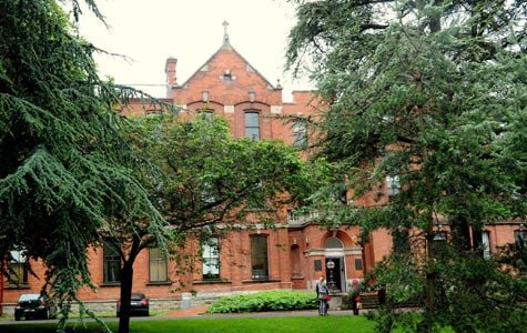 UCD Michael Smurfit Graduate School đã xây dựng được mối quan hệ chặt chẽ với các trường cao đẳng quốc tế, mạng lưới trường học và các hiệp hội doanh nghiệp và các tập đoàn đa quốc gia. Những mối quan hệ này đã tạo nhiều cơ hội cho sinh viên tốt nghiệp của trường, những người đi xây dựng sự nghiệp thành công trong mọi lĩnh vực kinh doanh, đời sống công nghiệp và chuyên nghiệp tại Ireland và quốc tế. (Ảnh: Phạm Trung Tuyến) UCD Michael Smurfit Graduate School đã xây dựng được mối quan hệ chặt chẽ với các trường cao đẳng quốc tế, mạng lưới trường học và các hiệp hội doanh nghiệp và các tập đoàn đa quốc gia. Những mối quan hệ này đã tạo nhiều cơ hội cho sinh viên tốt nghiệp của trường, những người đi xây dựng sự nghiệp thành công trong mọi lĩnh vực kinh doanh, đời sống công nghiệp và chuyên nghiệp tại Ireland và quốc tế. (Ảnh: Phạm Trung Tuyến)