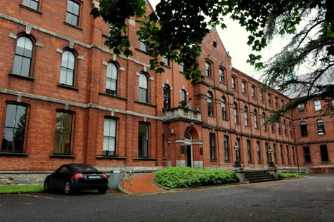 Tại Smurfit, có một loạt các chương trình giảng dạy, bao gồm Quản trị Kinh doanh, chương trình nghiên cứu, thạc sĩ chuyên khoa và giáo dục điều hành, được thiết kế để chuẩn bị cho sinh viên tốt nghiệp phải đối mặt với những thách thức của thế giới kinh doanh phức tạp. (Ảnh: Phạm Trung Tuyến) Tại Smurfit, có một loạt các chương trình giảng dạy, bao gồm Quản trị Kinh doanh, chương trình nghiên cứu, thạc sĩ chuyên khoa và giáo dục điều hành, được thiết kế để chuẩn bị cho sinh viên tốt nghiệp phải đối mặt với những thách thức của thế giới kinh doanh phức tạp. (Ảnh: Phạm Trung Tuyến)