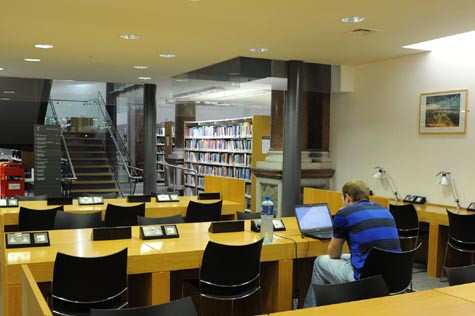 UCD Michael Smurfit Graduate School là trường sau đại học về kinh doanh nằm trong University College Dublin (do đó tên trường ở đầu có chữ UCD). UCD lại nằm trong nhóm National Universities của Ireland. Hiện tại UCD là trường đại học lớn nhất Ireland và Smurfit School là trường số 1 tại Ireland về Business. (Ảnh: Phạm Trung Tuyến) UCD Michael Smurfit Graduate School là trường sau đại học về kinh doanh nằm trong University College Dublin (do đó tên trường ở đầu có chữ UCD). UCD lại nằm trong nhóm National Universities của Ireland. Hiện tại UCD là trường đại học lớn nhất Ireland và Smurfit School là trường số 1 tại Ireland về Business. (Ảnh: Phạm Trung Tuyến)