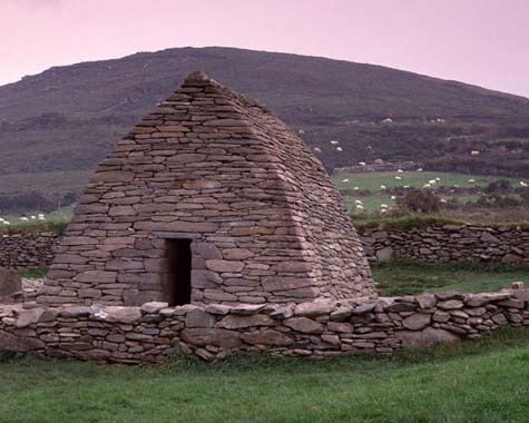 Gallarus Oratory được cho là một nhà thờ Thiên chúa giáo. Nhiều người cho rằng nó được xây dựng giữa thế kỷ thứ 6 và thế kỷ thứ 9 nhưng một số khác lại tin rằng nó có thể đã được xây dựng cuối thế kỷ 12. Gallarus Oratory được cho là một nhà thờ Thiên chúa giáo. Nhiều người cho rằng nó được xây dựng giữa thế kỷ thứ 6 và thế kỷ thứ 9 nhưng một số khác lại tin rằng nó có thể đã được xây dựng cuối thế kỷ 12.