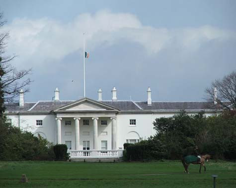 Áras An Uachtaráin là dinh thự chủ tịch Cộng Hòa Ireland, được xây dựng năm 1751, và đã nhiều lần được mở rộng, lần gần đây nhất là năm 1816. Áras An Uachtaráin là dinh thự chủ tịch Cộng Hòa Ireland, được xây dựng năm 1751, và đã nhiều lần được mở rộng, lần gần đây nhất là năm 1816.