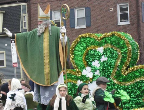 Chuyện kể rằng mỗi khi truyền đạo, Thánh Patrick thường dùng cây cỏ ba lá để giải thích về ý nghĩa của Chúa Ba ngôi (Cha, Con và Thánh thần). Đó là lý do vì sao đến Ireland những ngày này, du khách có thể thấy tràn ngập khắp nơi một màu xanh lá cây dịu dàng như màu cỏ ba lá. Người ta còn vẽ cỏ ba lá lên mặt, lên quần áo và các vật dụng. Trong ngôn ngữ Ireland, cụm từ “mặc màu xanh” trở nên rất phổ biến, thể hiện niềm tin tôn giáo, tình yêu dân tộc. Màu xanh và cỏ ba lá cũng trở thành hiện thân của hi vọng và mong ước… “Màu xanh Ireland”, cỏ ba lá đã trở thành nét văn hóa đặc trưng, đậm chất… Ireland trong ngày lễ Thánh Patrick trên toàn thế giới.