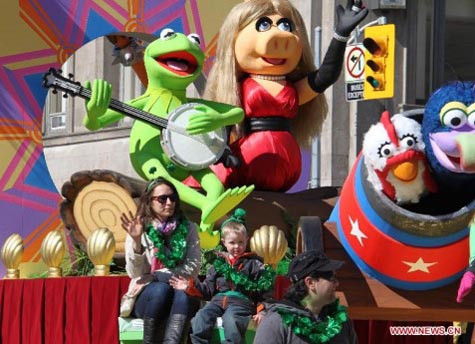 Đường phố Yonge, trung tâm Toronto, Canada chào mừng ngày lễ Thánh Patrick hôm 11/3/2012