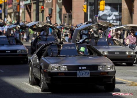 Một “tài xế” trên đường phố Toronto với chiếc mũ xanh đặc trưng của ngày lễ Thánh Patrick