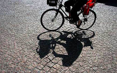 ĐH Bristol: Mặc dù địa hình không được bằng phẳng và nhà trường cũng có dịch vụ xe bus nhưng rất nhiều sinh viên của trường vẫn thích cuốc xe đạp. ĐH Bristol: Mặc dù địa hình không được bằng phẳng và nhà trường cũng có dịch vụ xe bus nhưng rất nhiều sinh viên của trường vẫn thích cuốc xe đạp.