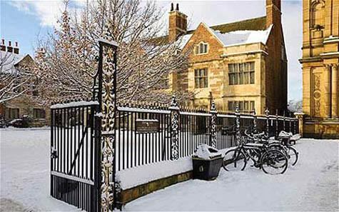 ĐH York: Ngôi trường này dành ra khoảng không gian cho hơn 3.080 chiếc xe đạp cho khoảng 10.000 sinh viên của mình. Nơi đây có cả "bác sĩ xe đạp" nhằm đảm bảo cho những chiếc xe đạp của sinh viên được kiểm tra định kỳ miễn phí. ĐH York: Ngôi trường này dành ra khoảng không gian cho hơn 3.080 chiếc xe đạp cho khoảng 10.000 sinh viên của mình. Nơi đây có cả "bác sĩ xe đạp" nhằm đảm bảo cho những chiếc xe đạp của sinh viên được kiểm tra định kỳ miễn phí.