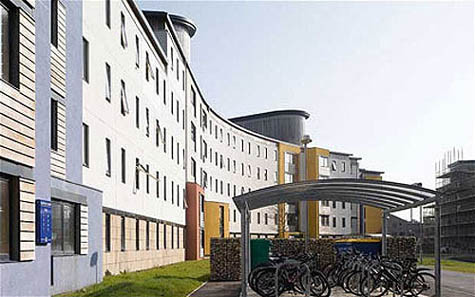 ĐH East Anglia: Khuôn viên trường học rộng khoảng 300 mẫu Anh và có một khoảng không gian luôn sẵn sàng cho 3.074 chiếc xe đạp đã khiến cho East Anglia trở thành một nơi lí tưởng để sinh viên có thể rảo bước trên những chiếc xe đạp. ĐH East Anglia: Khuôn viên trường học rộng khoảng 300 mẫu Anh và có một khoảng không gian luôn sẵn sàng cho 3.074 chiếc xe đạp đã khiến cho East Anglia trở thành một nơi lí tưởng để sinh viên có thể rảo bước trên những chiếc xe đạp.