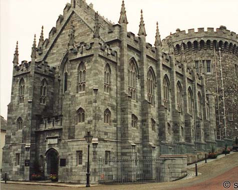 Dublin Castle mang trong mình vai trò lịch sử lớn lao. Tòa lâu đài này được xây dựng như một chiến lũy phòng thủ cho thành phố Norman của Dublin, nhưng sau này trở thành nơi sinh sống của hoàng gia. Dublin Castle mang trong mình vai trò lịch sử lớn lao. Tòa lâu đài này được xây dựng như một chiến lũy phòng thủ cho thành phố Norman của Dublin, nhưng sau này trở thành nơi sinh sống của hoàng gia.