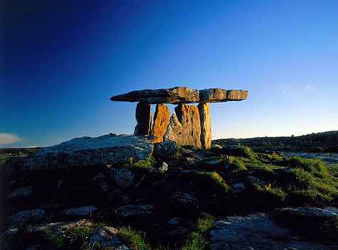 Khu mộ đá Poulnabrone được coi là vùng đất thiêng ở đây.